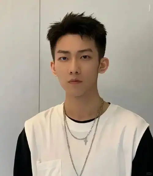 90后男生别留"幼稚"的发型,这3款阳光帅气,剪完不帅你打我|寸头|刘海