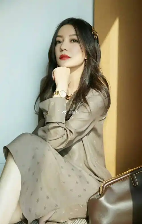 辛芷蕾翟博士领证?陈飞宇热巴谈恋爱?大燕子又摊上事?杨超越舔饼