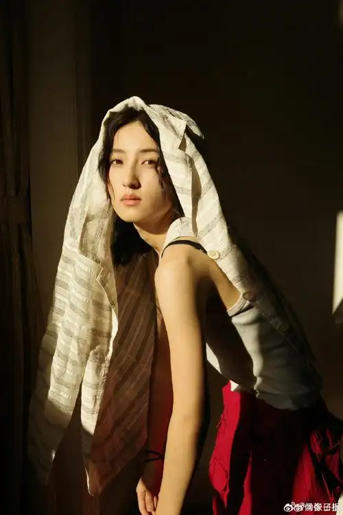 张子枫晒光影随拍##张子枫红色工装裙