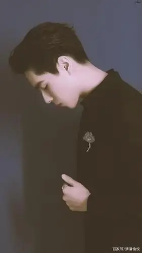 胡一天满满的少年感,儒雅帅气