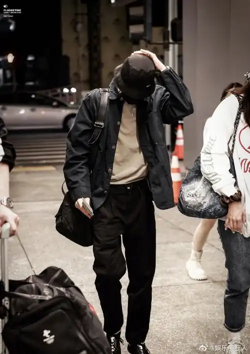 王一博回国机场照##王一博回国机场饭拍路透