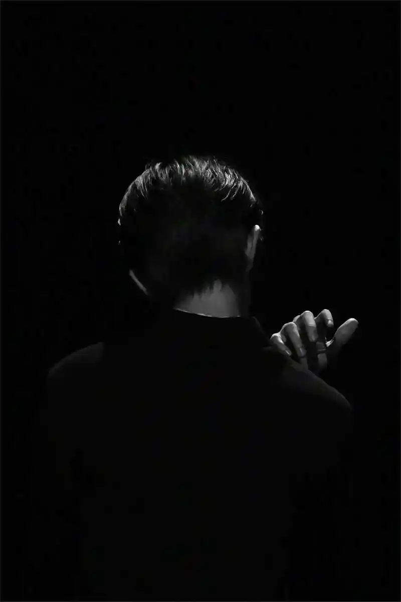 易烊千玺背影杀,v领黑衬衫男友力爆棚网友:这谁顶得住?