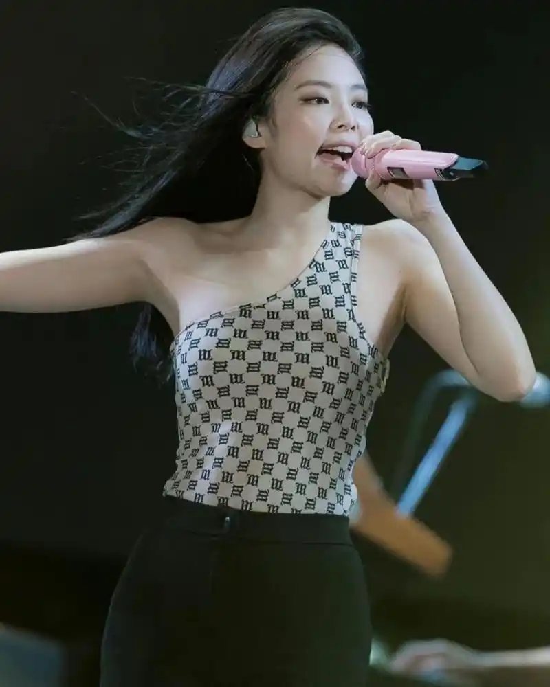 jennie金珍妮舞台秀出直角肩,太美太甜!