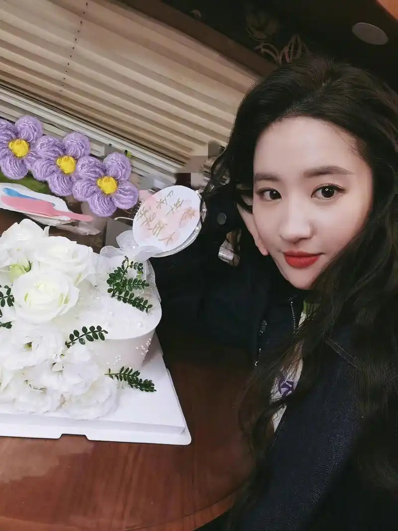 刘亦菲素颜自拍,天然的美!