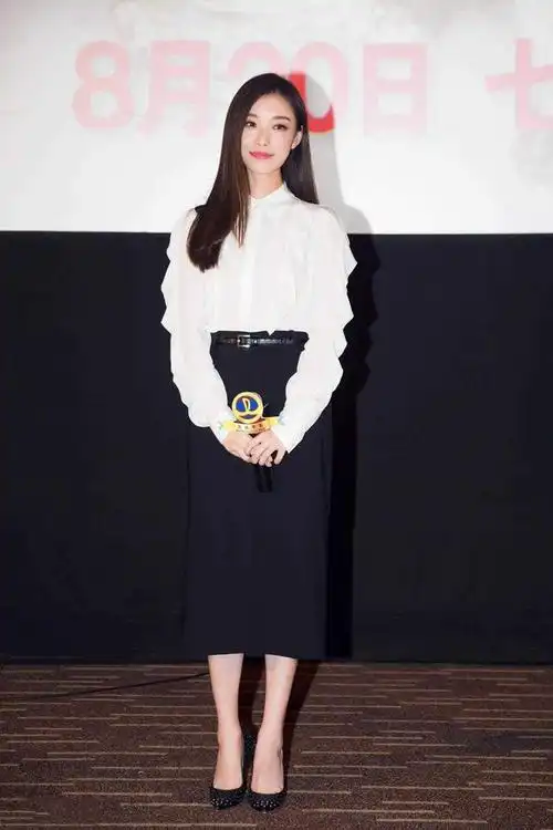 陶昕然才是时尚界大佬穿黑西装配白衬衫摆拍别人p图都没她美