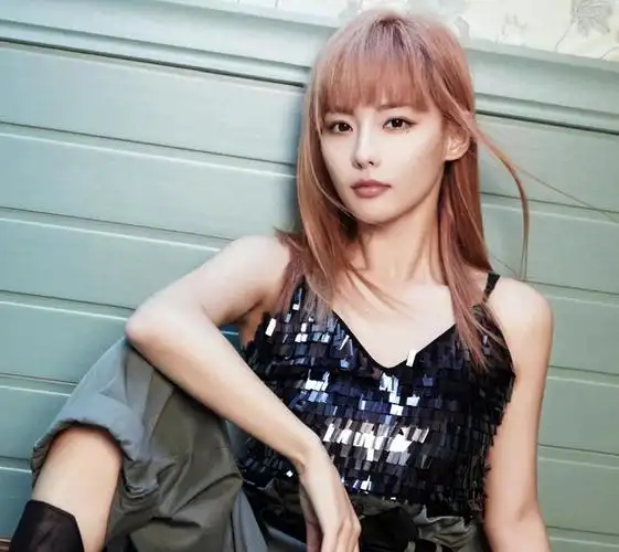 张嘉倪生图流出引热议穿红大衣明艳动人超吸睛网友梦回紫菱