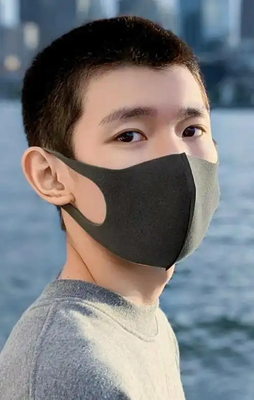 有种"开挂式成长"叫王源的头发,出国时短短的寸头,如今成这样_易烊