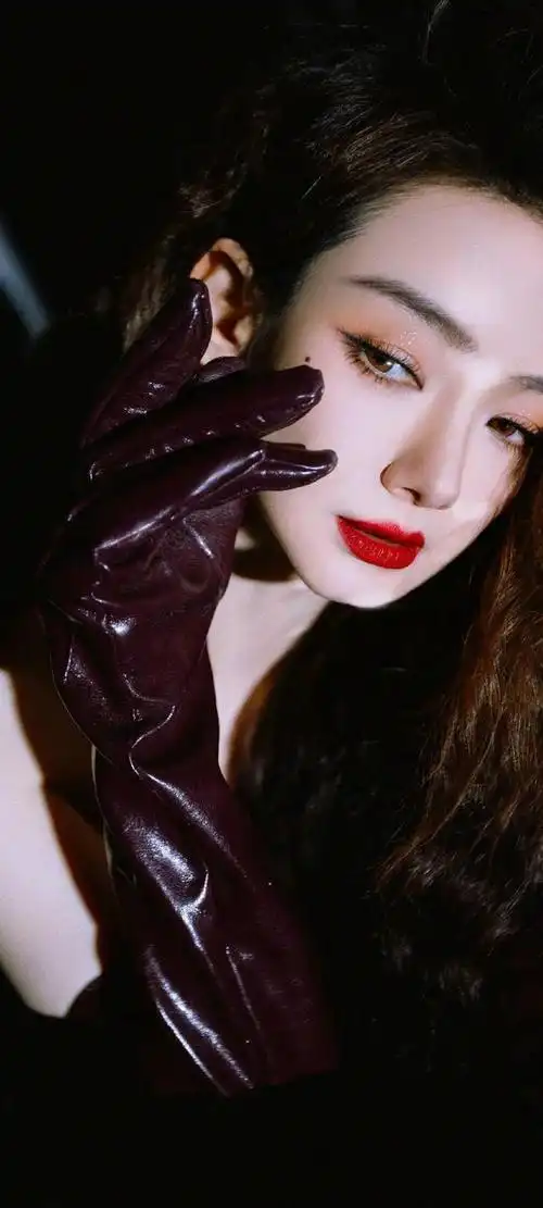 作为一位才华横溢的演员和歌手,戚薇的美丽与魅力早已深入人心,成为了