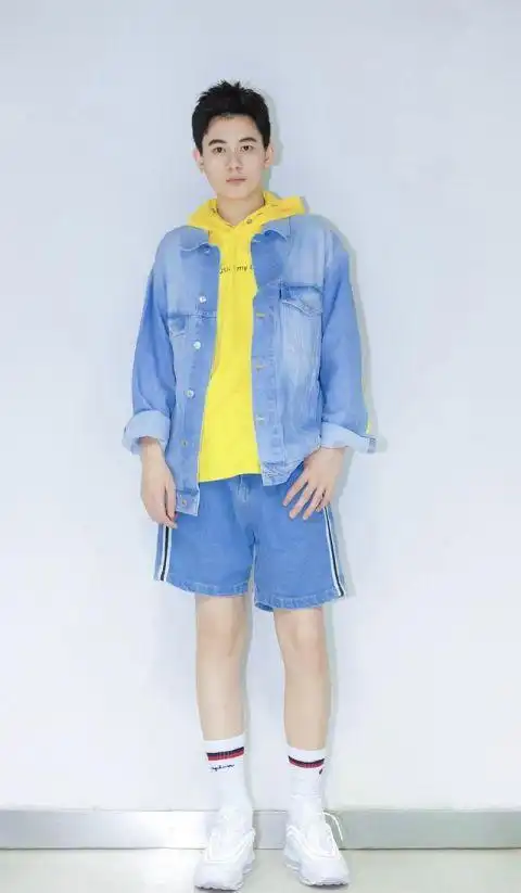 公布恋情维护女友,胡先煦这个00后演员真的很敢!