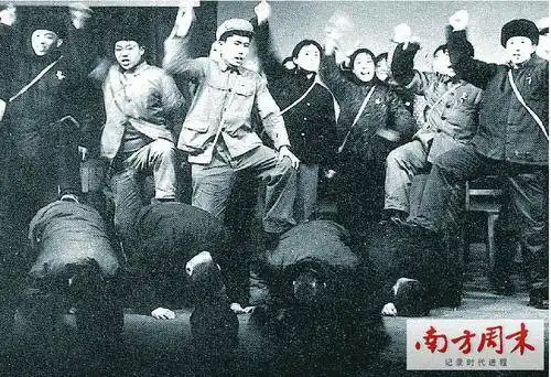 "带了个好头":红卫兵向被斗老师道歉-手机凤凰网