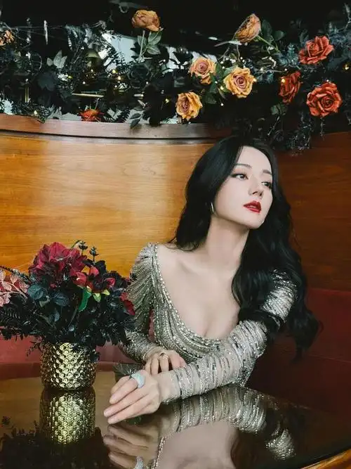 秋日魅影:迪丽热巴一袭钻石鎏金长裙摇曳生姿