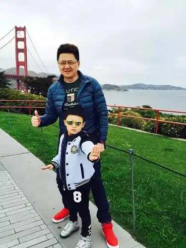 小荷姐姐小荷的老公是做演出行业的两人于2012年结婚2012年9月5日