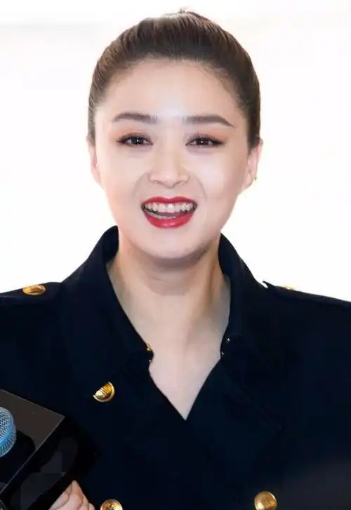 近日,久违露面的蒋欣终于现身了,不过从近照来看这个冬天蒋欣没有任何