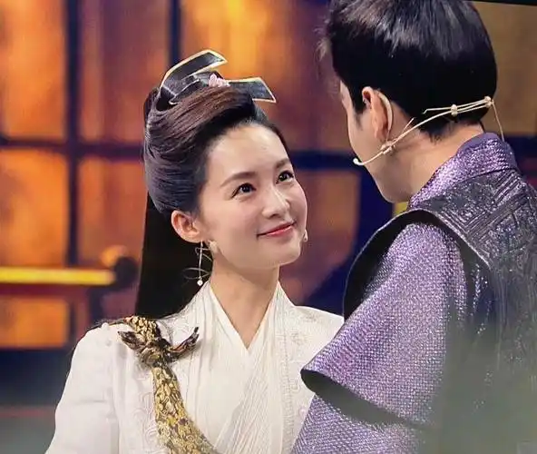 李沁张若昀重聚,引全员cos.看到关晓彤,强烈要上原版_节目_贾玲_版本