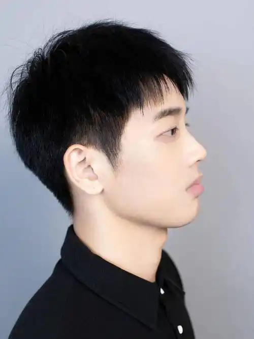 不用打理也能很帅的男生基础款发型!_头发