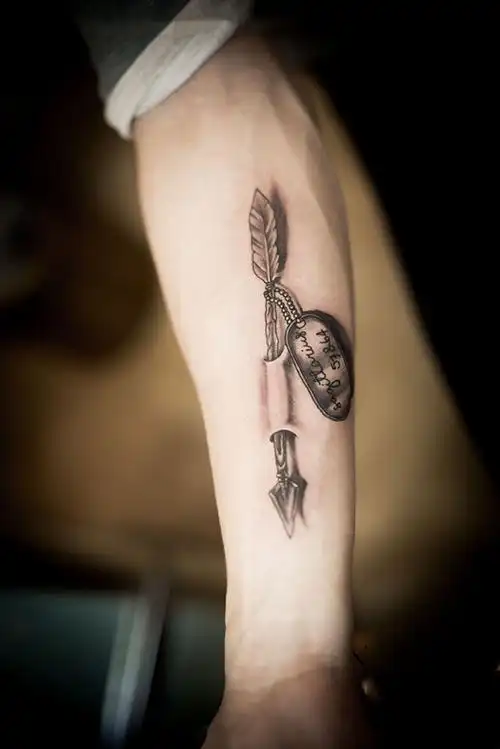 手臂个性3d嵌入血肉的箭纹身图案