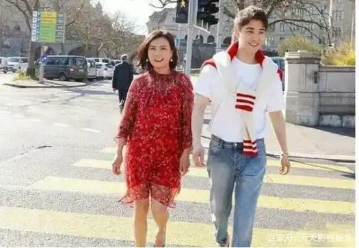 孙坚是娱乐圈内一个挺有名气的明星,也是湖南卫视的常客,最开始也是