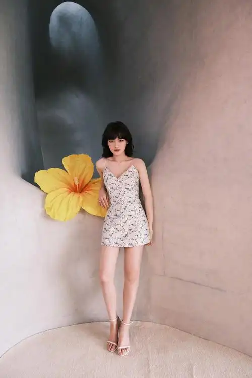 眺海听风 文淇身着碎花连衣裙俏丽又清新