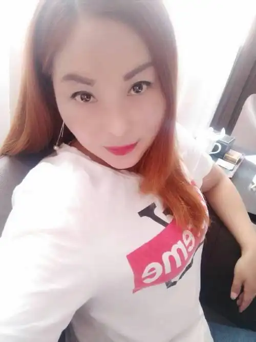 我妈离婚了的 她说她想找个黑人 她现在37岁