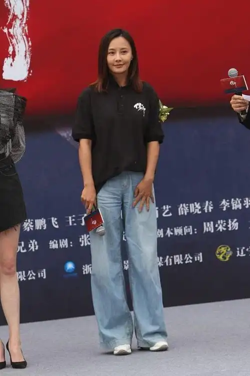 穿搭解析:黑色polo衫 牛仔阔腿裤=时尚风马雅舒穿着一件黑色的polo衫