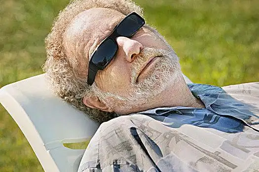公园,艾伯塔省,加拿大,一个,男人,放入,草坪椅,戴着,墨镜