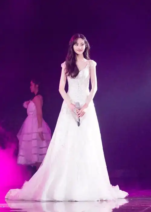 掉队这么多年的郑爽 重新杀回时尚圈还吃得开吗?-爱妻自媒体