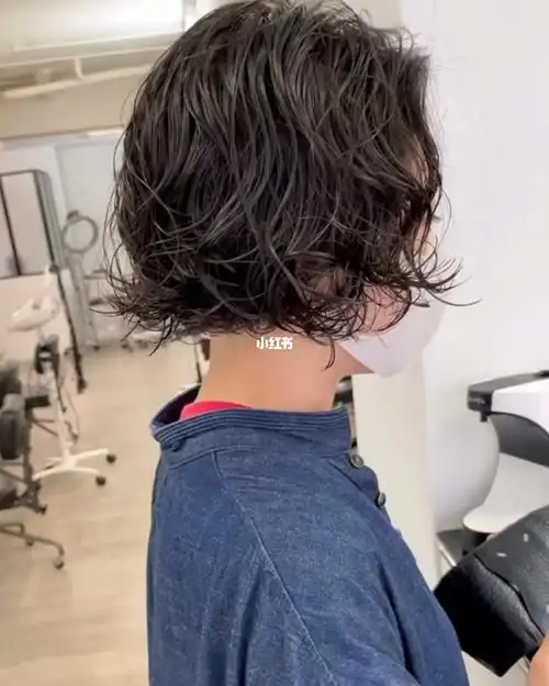 女生超短发烫发分享质感蛋卷短发