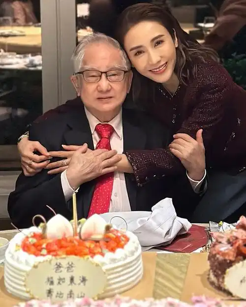 黎姿马廷强庆祝结婚14周年男方送花表爱意女方感恩成为一家人