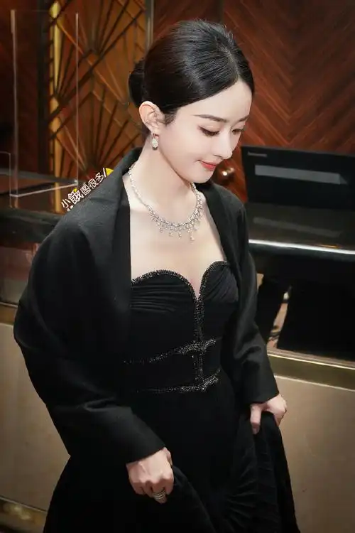 赵丽颖黑色复古裙#赵丽颖出席"荣耀之夜"白玉兰奖提名活动高清图集4p