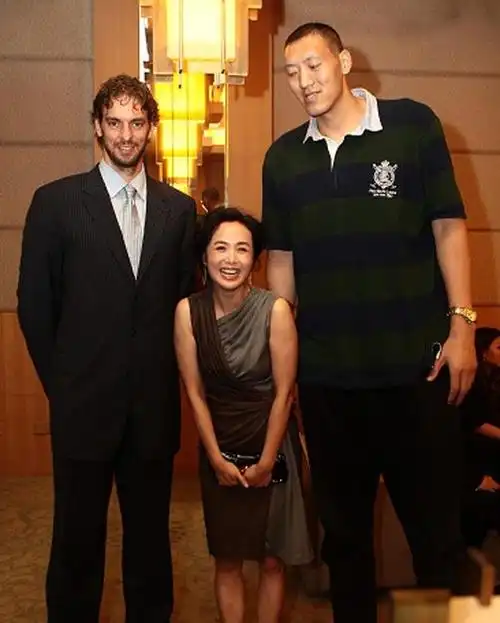 当我们提到身高,很多人都会想到姚明,这位中国篮球巨星以他的2.