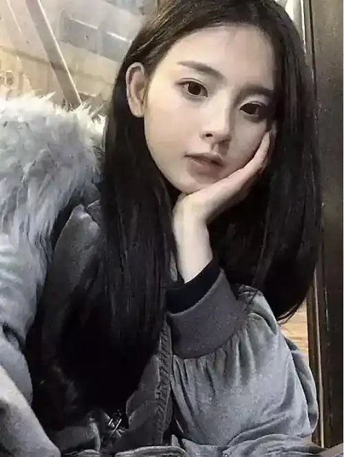 杨超越旧照曝光偏爱黄发