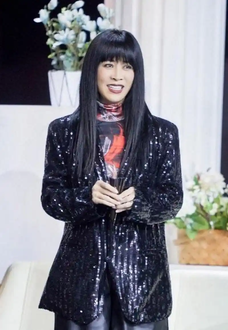 最近一次的那英采访中,她以一种淡然的态度宣称自己不值得生气和解释