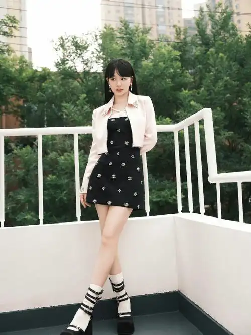 徐梦洁黑色闪钻短裙