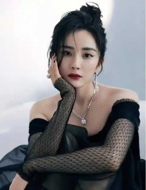 34岁杨幂罕曝空姐服旧照,浓妆不掩青涩娇羞,气质跟现在大不相同_网友