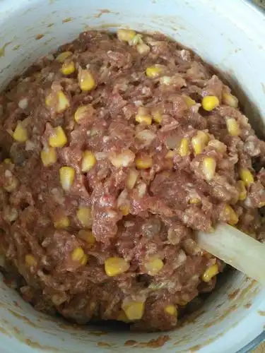 香喷喷的肉馅和好了,开始包饺子吧