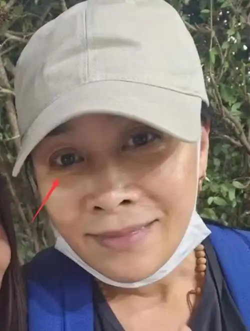 网友泰国偶遇那英度假 素颜照曝光真实状态