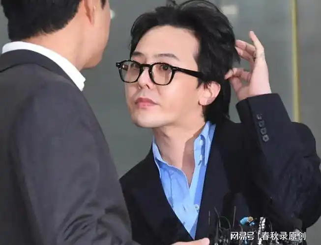 权志龙药检后言行失常采访回答令记者震惊边走边跳离开警察局