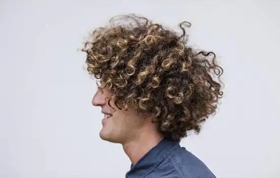 适合男生的烫发类型有纹理烫,离子烫,锡纸烫,烟花烫,麦穗烫,定位烫等