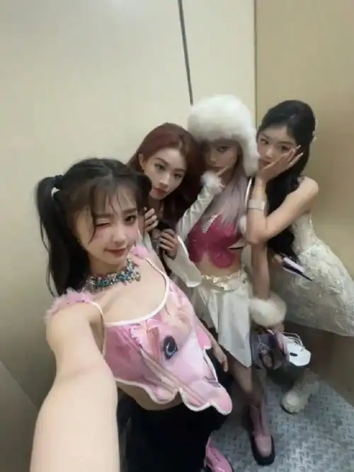 the9演唱会后台新合照##虞书欣陆柯燃喻言许佳琪孔雪儿合照