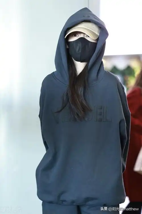 街拍:李沁深灰色连帽卫衣 卫裤 棒球帽休闲随性