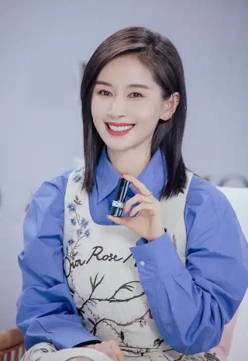 王子文这身造型太精致红唇长发展女神范蓝衬衫印花裙清丽婉约