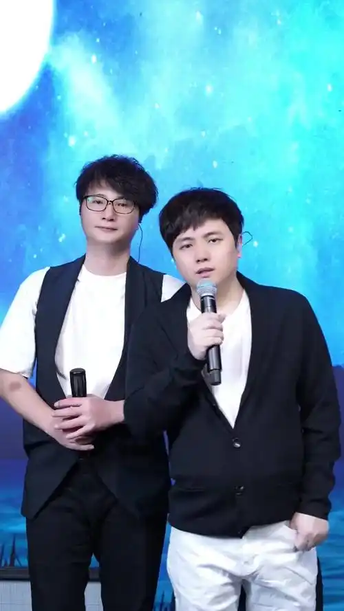 和哥哥郑东第一次合唱包容希望大家支持经典老歌郑源郑东每天晚9