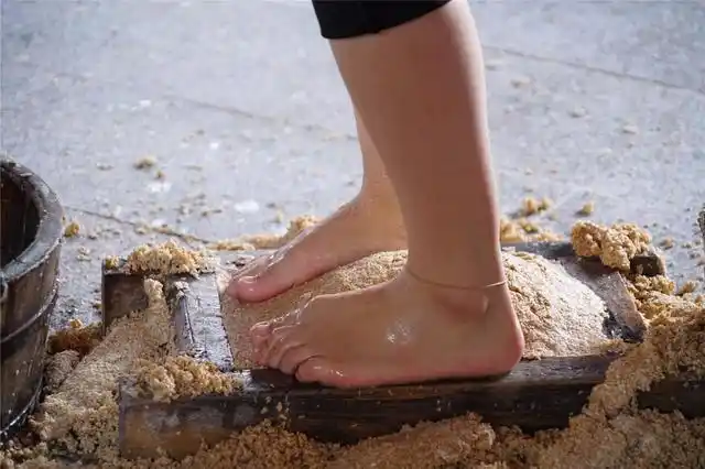 茅台少女光脚踩曲热议,要求28岁一下,还必须211或双一流大学生