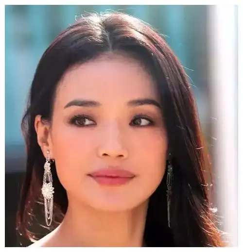 国字脸塌鼻梁大嘴巴凭什么她却那么美