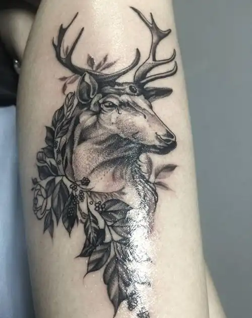 鹿纹身图片_腿部点刺纹身图案