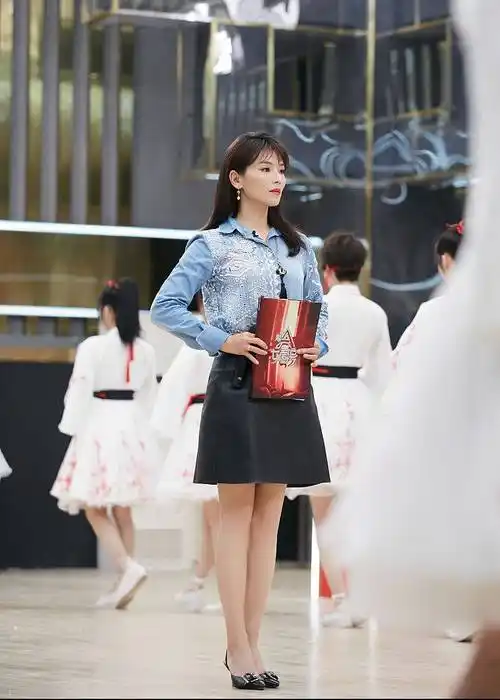 体型壮硕的身材看看刘涛的穿搭中国风衬衫搭同色裤知性大气