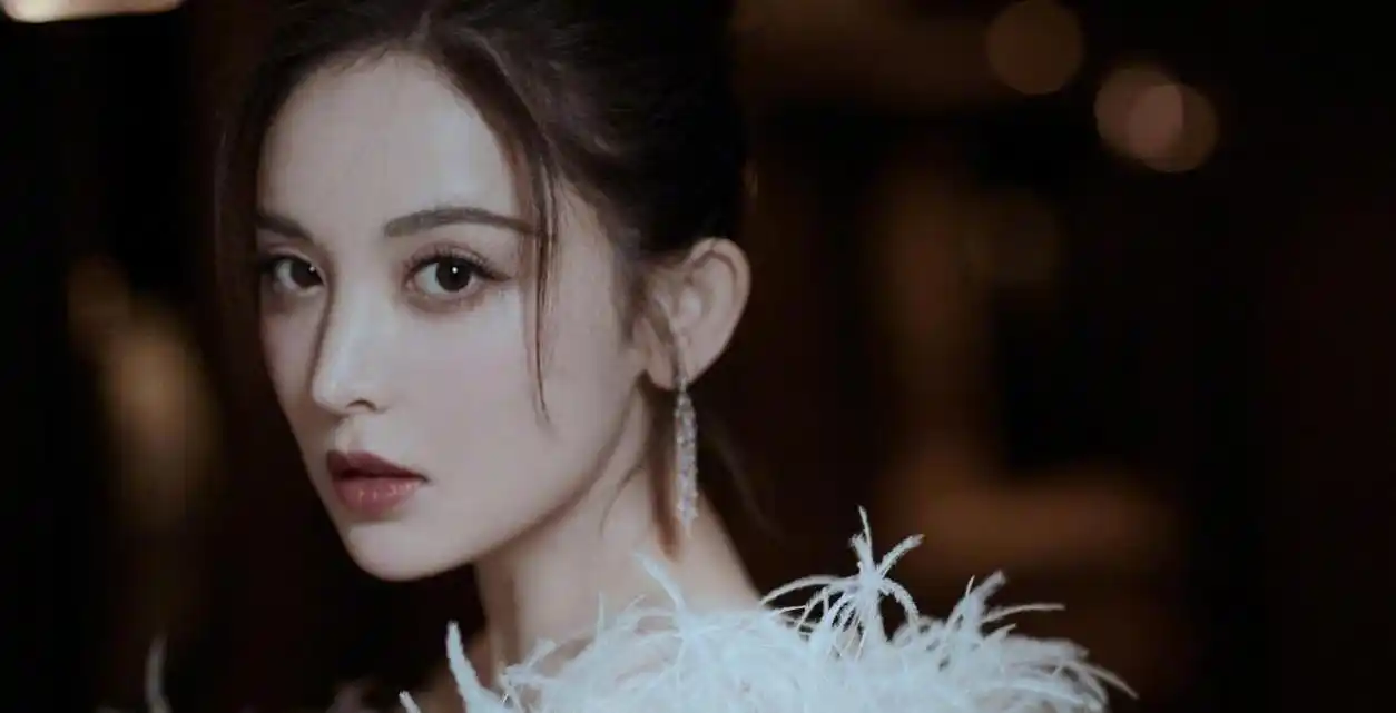 古力娜扎:从"最美校花"到"人人喊渣" 古力娜扎的娱乐圈之路充满了坎坷