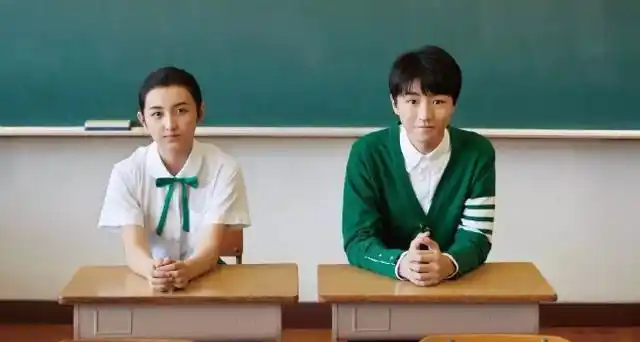 在上个暑假还和当红男子组合tfboys合作了电视剧《我们的少年时代》呢