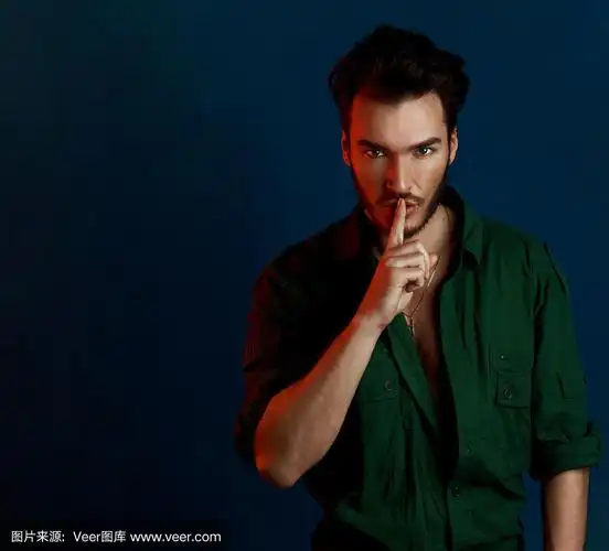 近距离的时尚深色风格肖像英俊的男性与嘘手势,要求沉默或安静,男子在