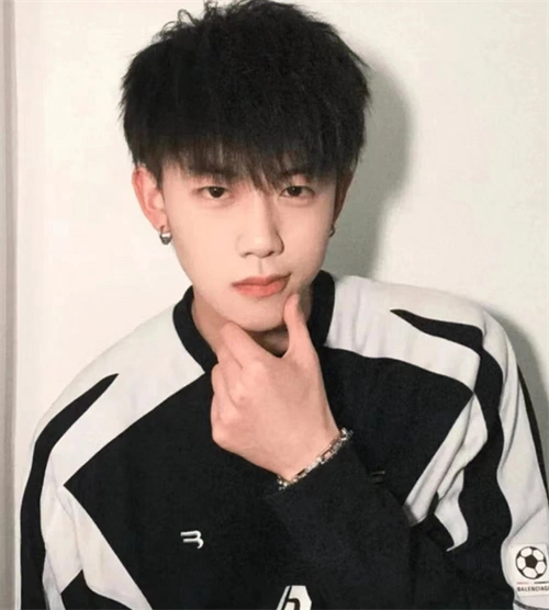 这款发型就是利用剪发技术,把鬓角掏空,上面的头发在鬓角上方位置